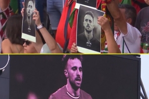 女足欧洲杯西班牙vs葡萄牙赛前为若塔默哀1分钟，现场球迷致意